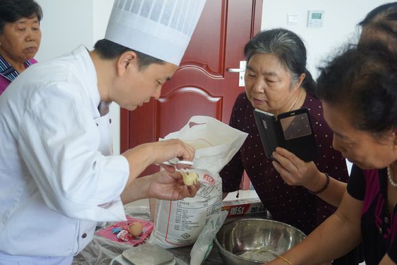 高碑店《高碑店东社区开展 老北京传统食品制作培训》